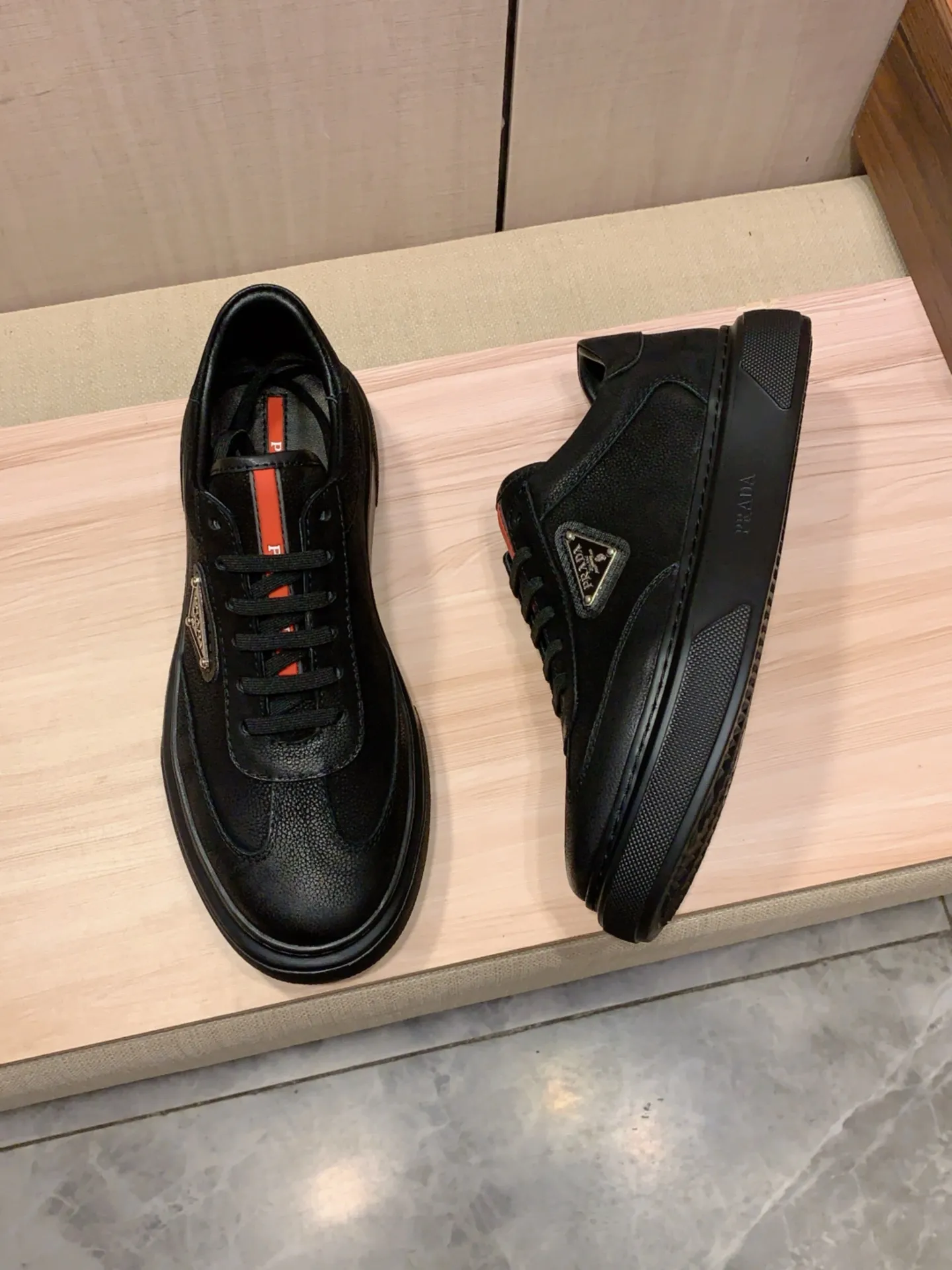 New model: Factory price: 460💰💰🎩🎩[Lightning][Lightning] "Prada Men's Shoes 💰pRADA*" The latest and most popular casual shoes, top brands [seduce] luxury~purchase, top~quality. [Strong] The upper is made of imported breathable and polished cowhide material ➕ Breathable sheepskin feet (•) with fine workmanship. The original stylish and stylish soft rubber wear-resistant and non-slip outsole is light and comfortable on the feet. The real thing looks better when photographed in person. 0186: code: 38-44, 4️⃣ colors selected